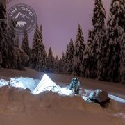 Bivouac dans la neige l'hiver en stage de survie